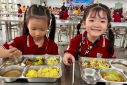 Cận cảnh suất ăn bán trú nấu tại bếp ăn trường học