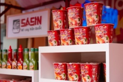 Sau 10 năm gắn liền với mì cay 7 cấp độ, Sasin đưa hương vị quen thuộc vào gian bếp Việt