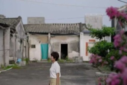 Không biết tiếng Anh, người phụ nữ 62 tuổi vẫn "gây sốt" với hơn 100 ca khúc bằng 6 ngoại ngữ