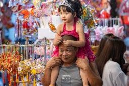 Phố cổ Hà Nội tràn ngập đồ trung thu, người Hà Nội chen chân mua sắm