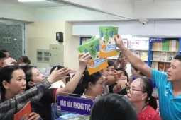 Đà Nẵng: Phụ huynh chen chúc đông nghẹt chờ mua sách giáo khoa