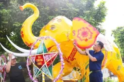 Voi khổng lồ cao hơn 3 mét nổi bật giữa Trung thu xứ Đoài