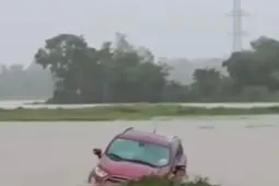 Ô tô suýt bị lũ cuốn khi qua đường ngập ở Đà Nẵng