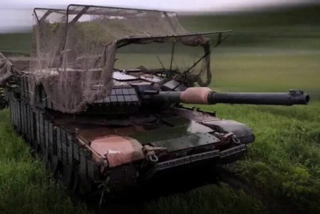 UAV Nga ép xe tăng Abrams Mỹ nằm im trên chiến trường Ukraine