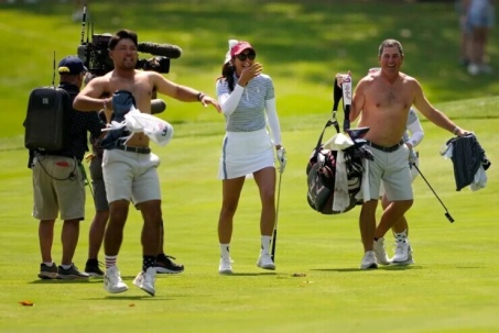 Mỹ nhân golf ghi điểm không tưởng, 2 người đàn ông phải "lột đồ" ngay giữa sân