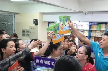 Đà Nẵng: Phụ huynh chen chúc đông nghẹt chờ mua sách giáo khoa
