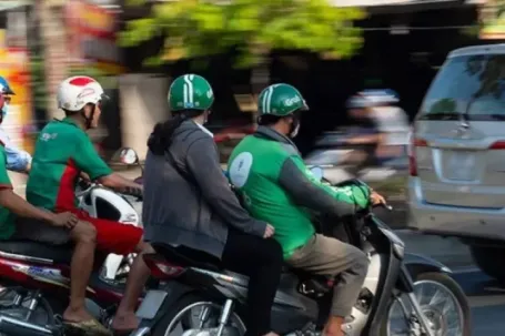 Vì đâu hàng nghìn lái xe công nghệ Grab “rủ nhau” tắt app trong 2 ngày?