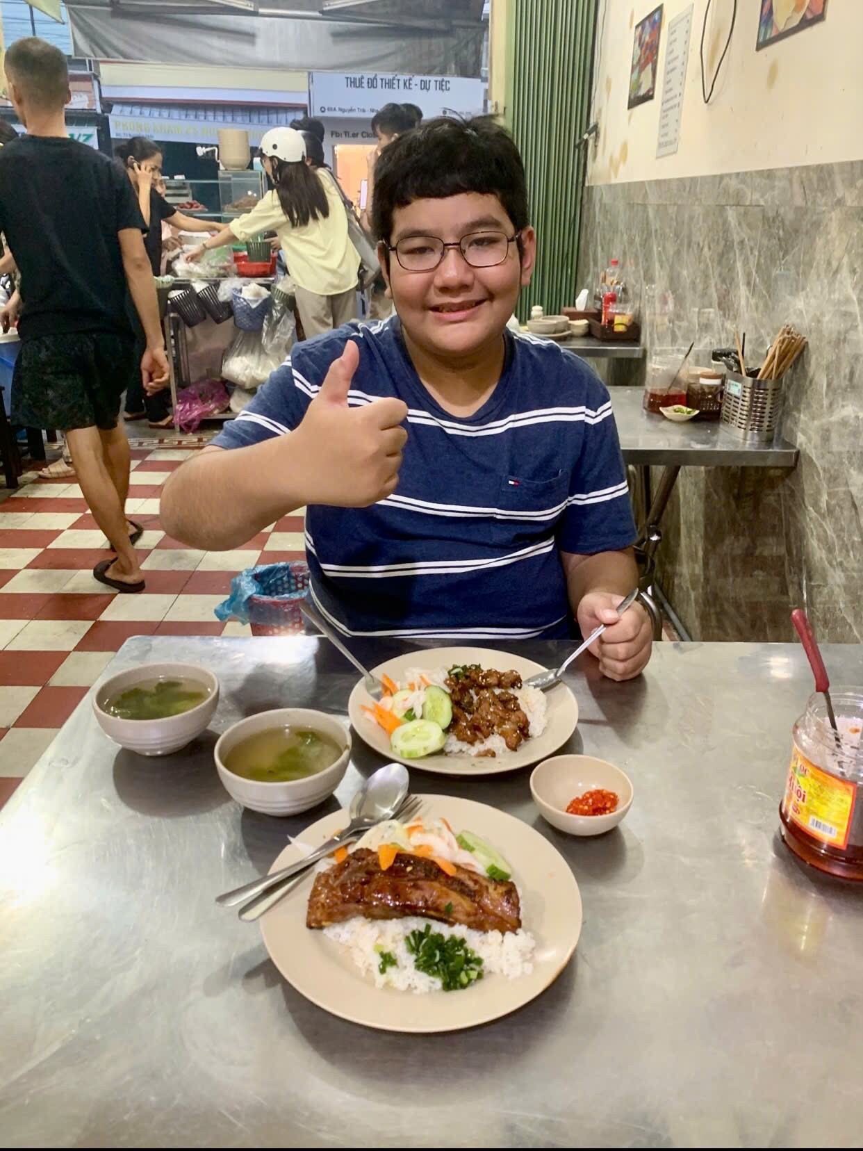 Bố chở con trai 11 tuổi bằng xe máy từ Cần Thơ ra Hà Nội ăn 'bún chả Obama' - 6