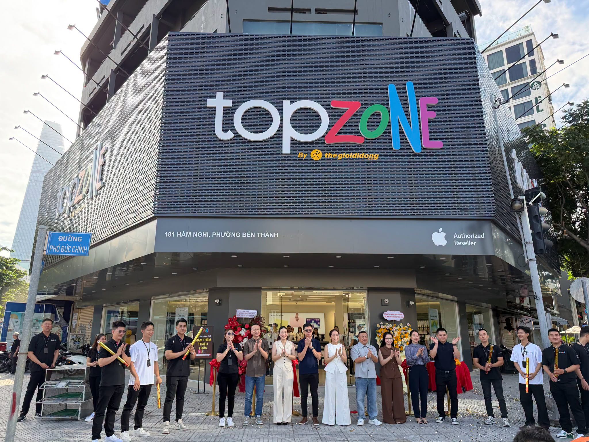 TopZone mang đến không gian trải nghiệm mua sắm đạt chuẩn Apple với thiết kế tối giản, hiện đại cùng đội ngũ nhân viên được đào tạo chuyên nghiệp.