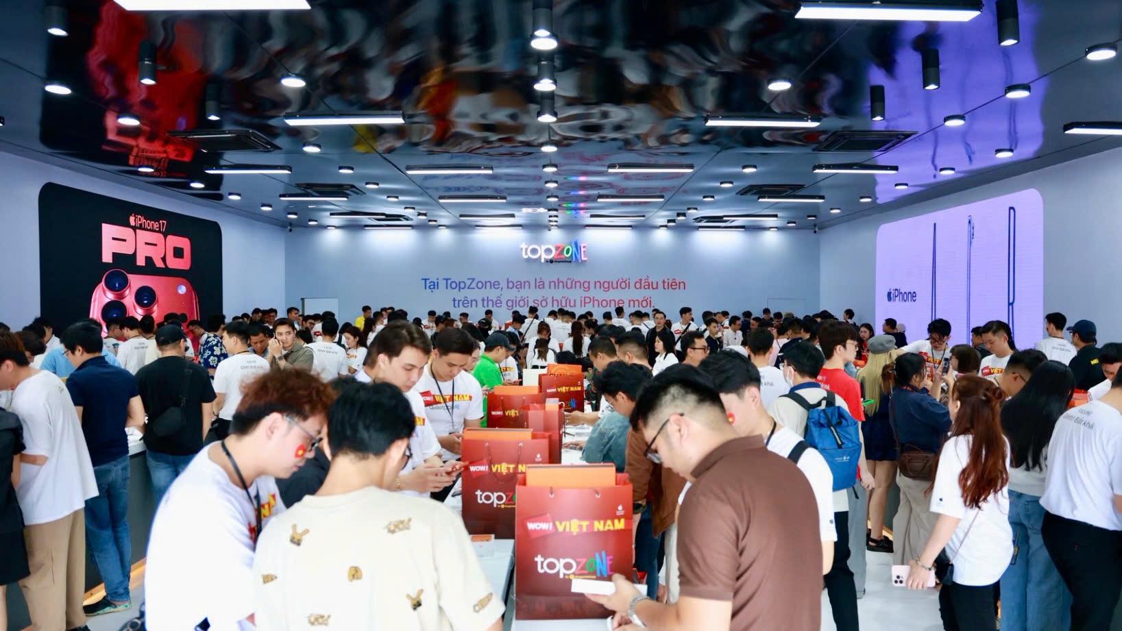Đội ngũ nhân viên được đào tạo chuyên nghiệp tại TopZone trực tiếp tư vấn, hỗ trợ khách hàng trong quá trình trải nghiệm và mua sắm