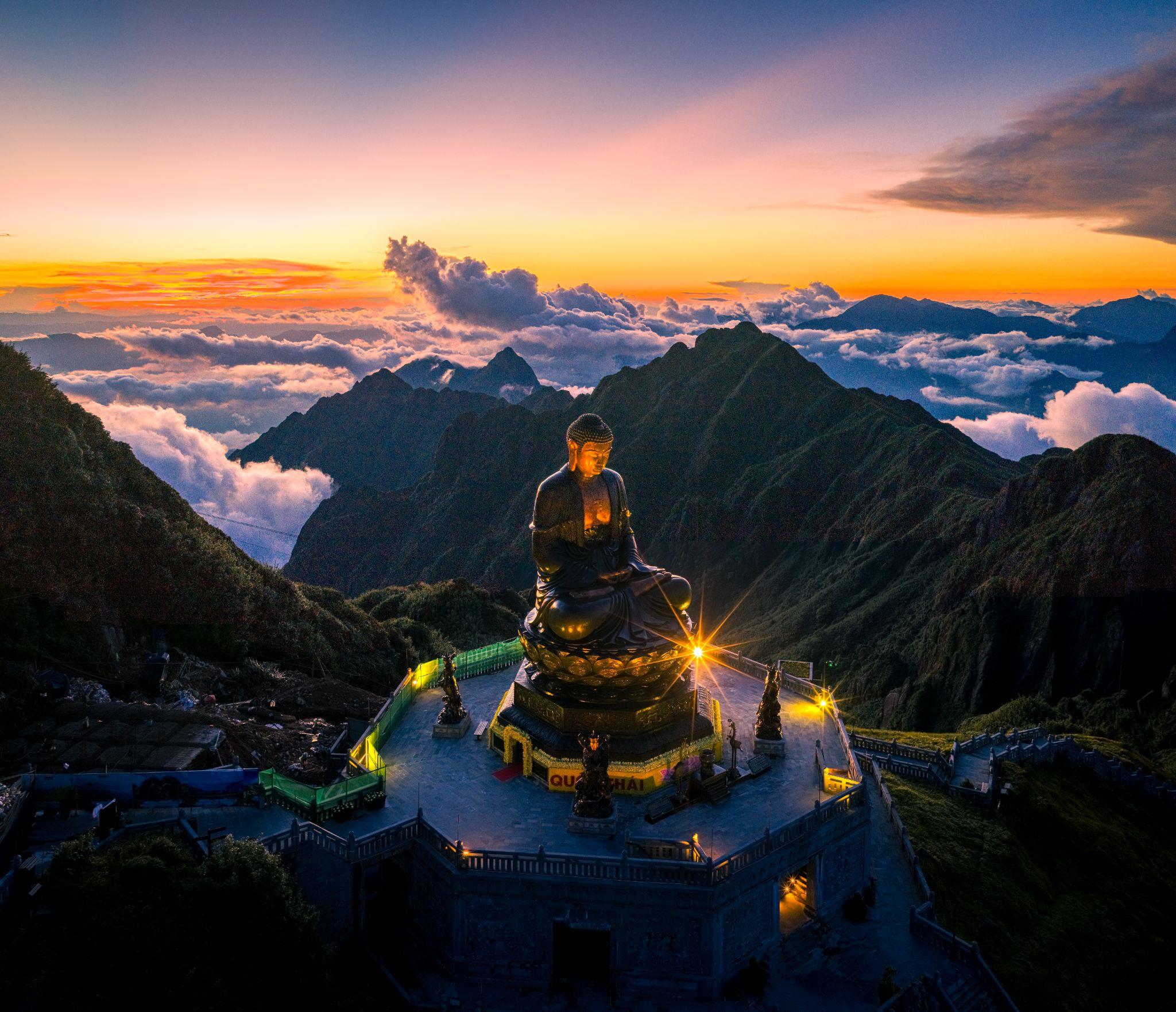 Đại tượng Phật A Di Đà mênh mông giữa biển mây. Ảnh: Nguyễn Minh Tú