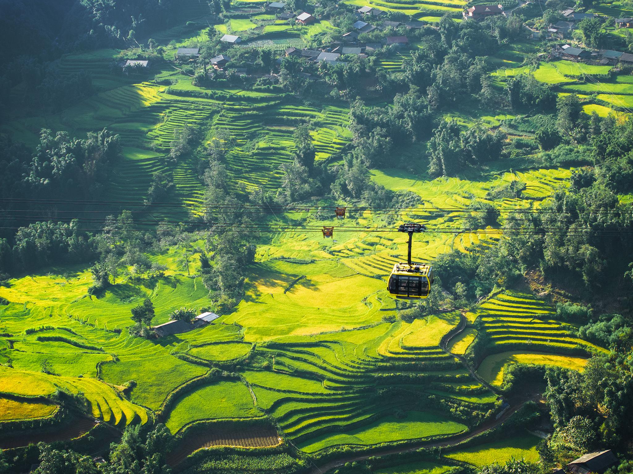 Từ trên cao, du khách có thể “mục sở thị” những thửa ruộng vàng óng xen với những triền ruộng vào mùa gặt, tạo nên bức tranh mùa vụ nhiều lớp.