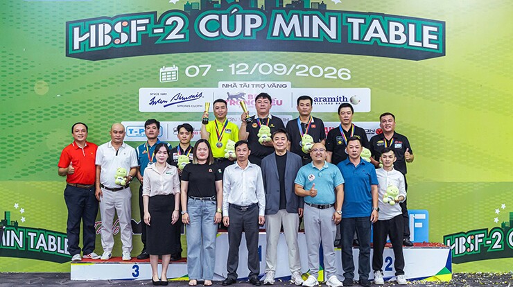 Các cơ thủ xuất sắc nhất giải chụp ảnh cùng ban tổ chức và các nhà tài trợ