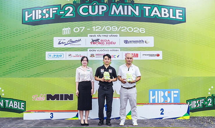 Chiêm Hồng Thái (áo đen) và Nguyễn Thanh Tùng lần lượt nhận giải Best Game và Series Xuất Sắc