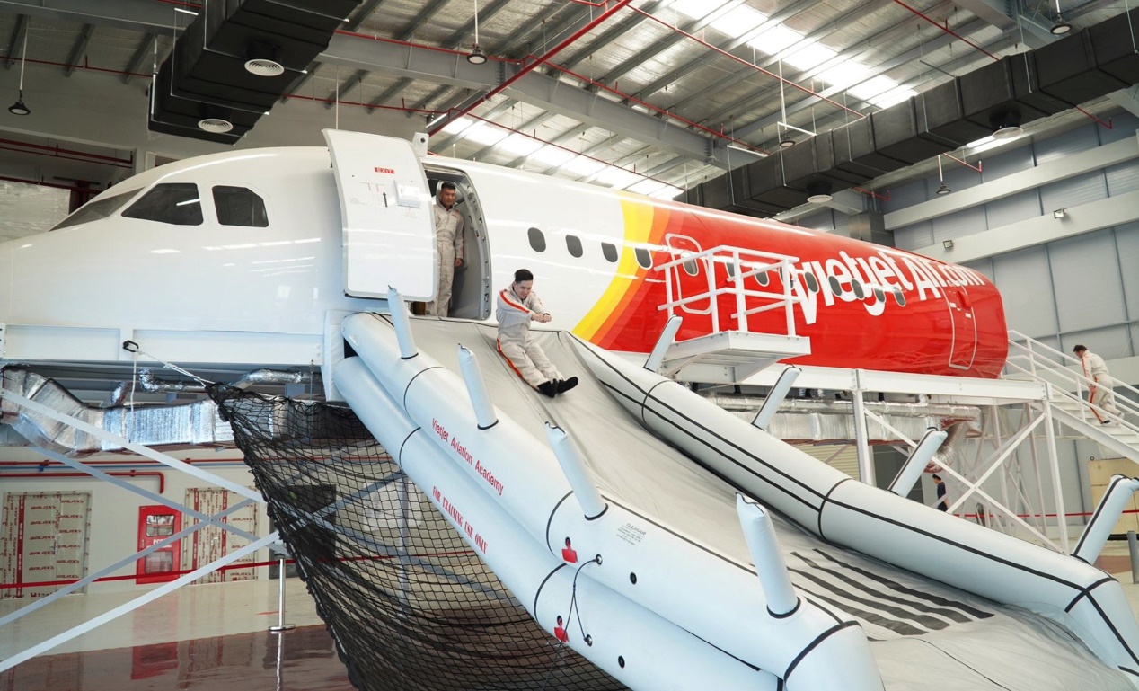 Một buổi huấn luyện trên mô hình tàu bay tại Học viện Hàng không Vietjet Victoria