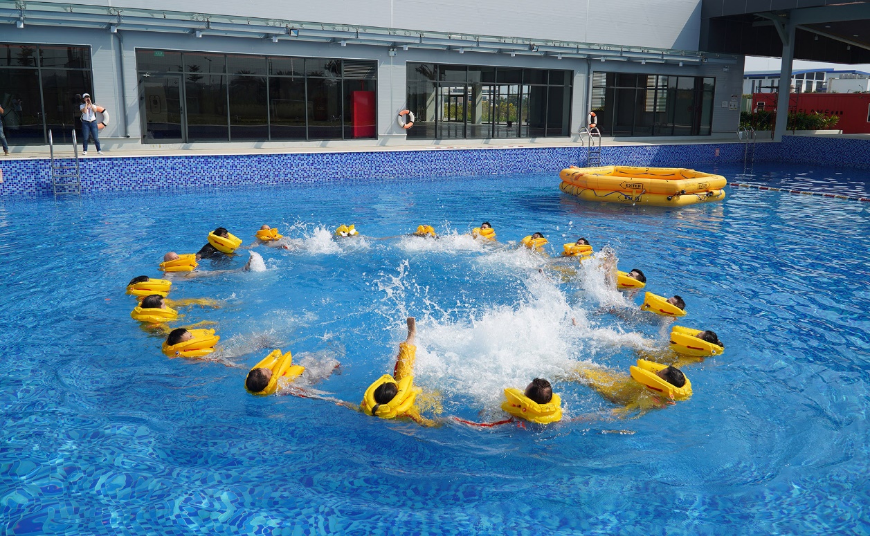 Các học viên thực tập tại hồ bơi tạo sóng tiêu chuẩn Olympic