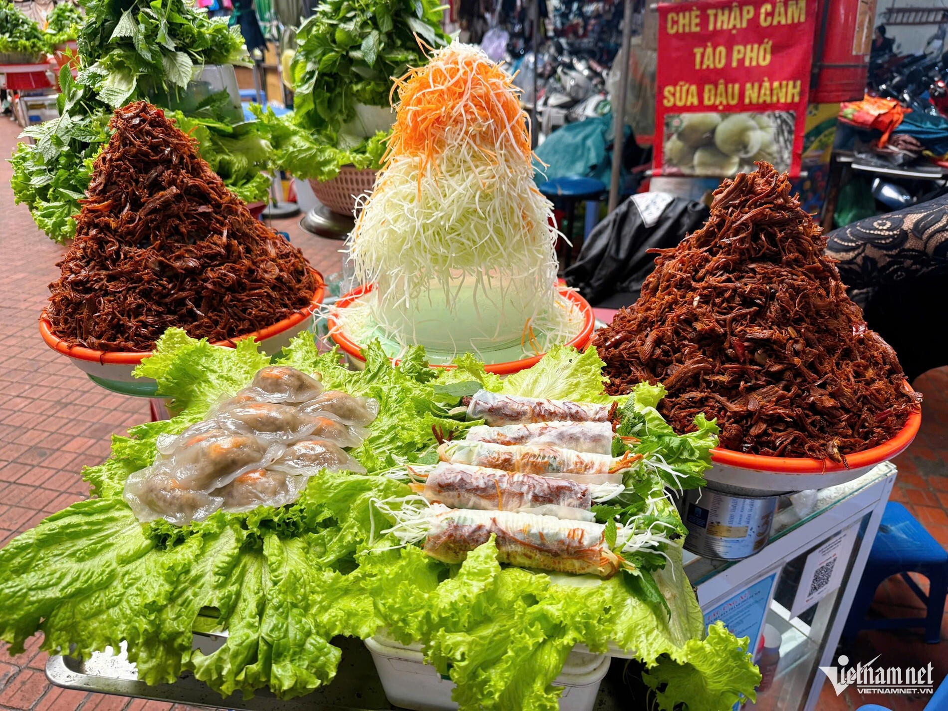 4 khu chợ lâu đời, độc lạ ở Hà Nội, khách cầm 100.000 đồng ăn đủ món ngon - 11