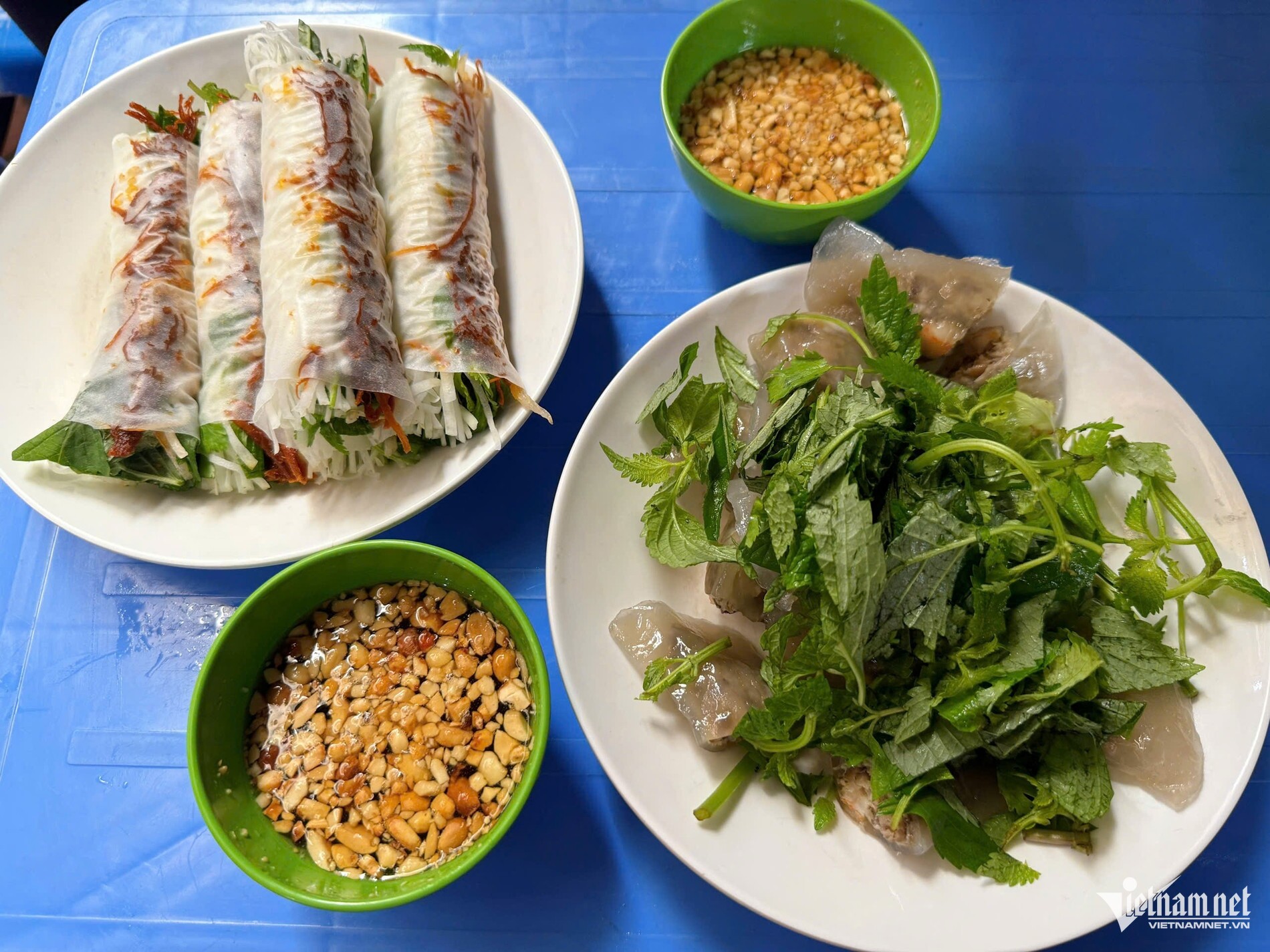Thực khách có thể thưởng thức nhiều món ăn đặc trưng của Hà Nội trong chợ