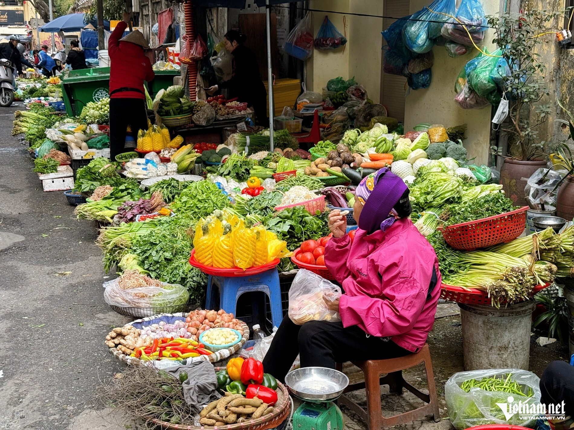 Khu chợ dài hơn trăm mét nhưng hàng quán nằm san sát 2 bên lối đi