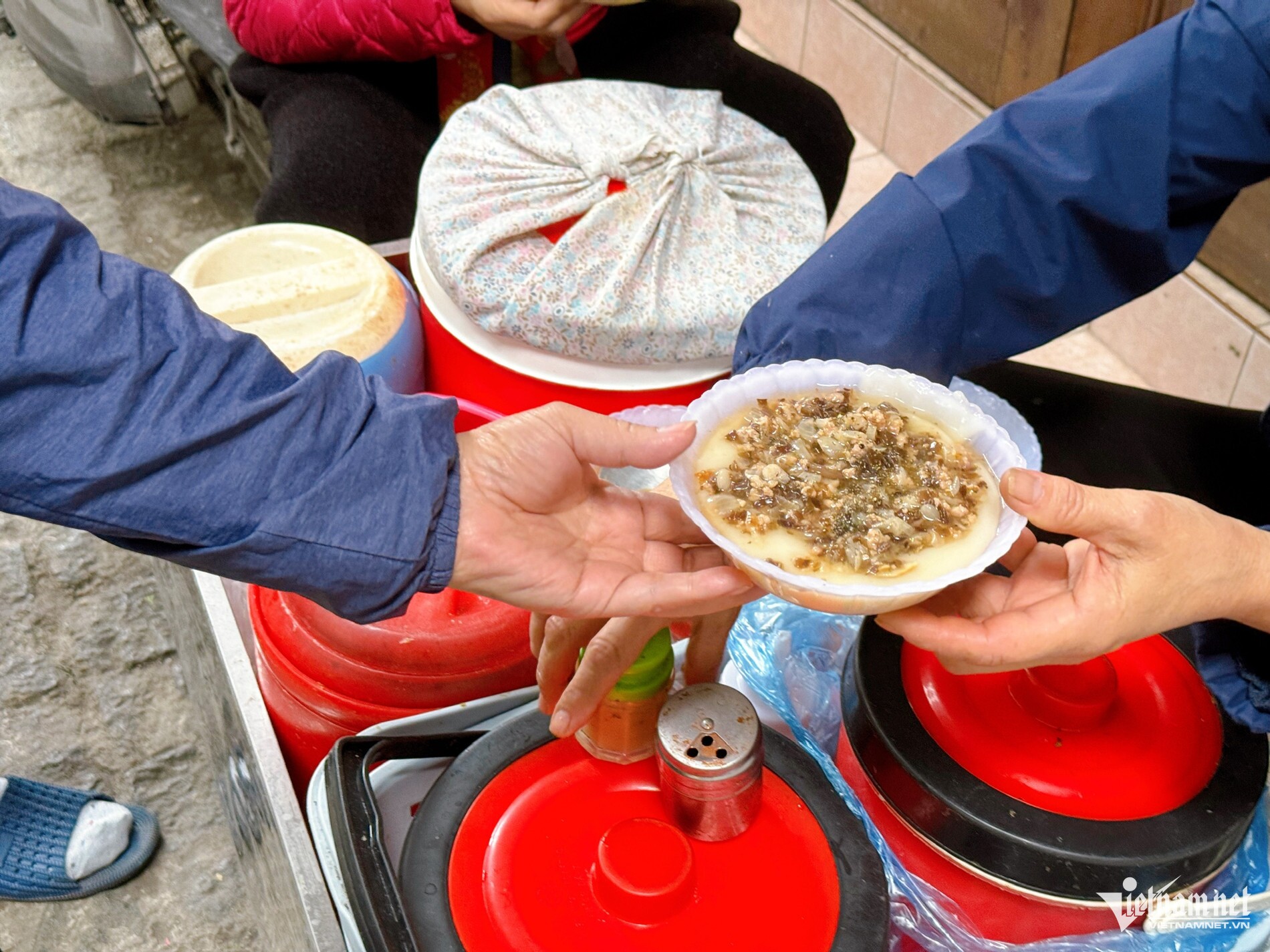 4 khu chợ lâu đời, độc lạ ở Hà Nội, khách cầm 100.000 đồng ăn đủ món ngon - 7
