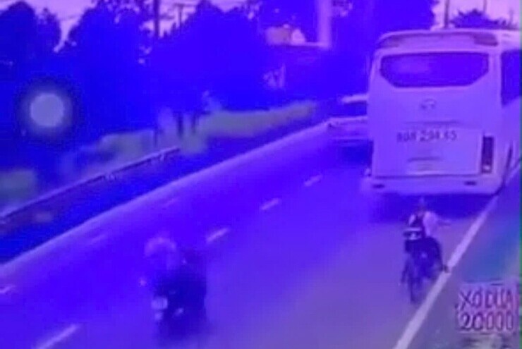 Xe đưa đón học sinh lùi cán tử vong bé 11 tuổi