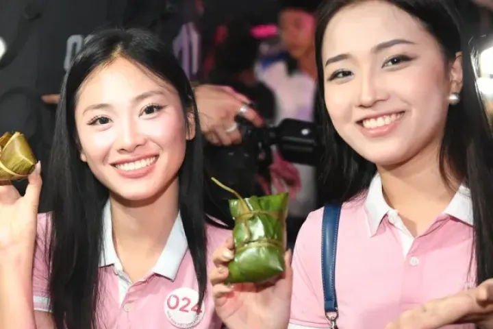 Cả xóm rủ nhau đi xem 53 thí sinh Hoa hậu Việt Nam ngoài đời