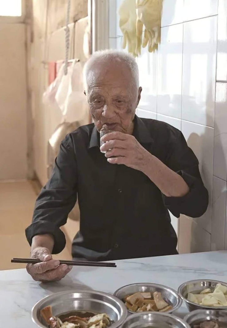 Cụ Wang ăn uống đơn giản, thỉnh thoảng nhâm nhi vài chén cùng con trai. Ảnh: QQ