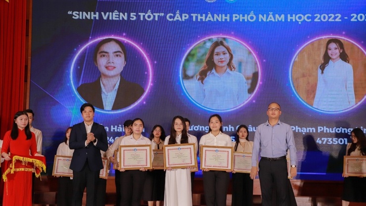 Phạm Phương Linh được vinh danh gương “Sinh viên 5 tốt” của Thành phố Hà Nội (ẢNh: NVCC)