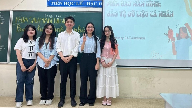 Phương Linh cùng các bạn thực hiện dự án tuyên truyền về bảo vệ dữ liệu cá nhân cho học sinh trung học cơ sở (Ảnh: NVCC)