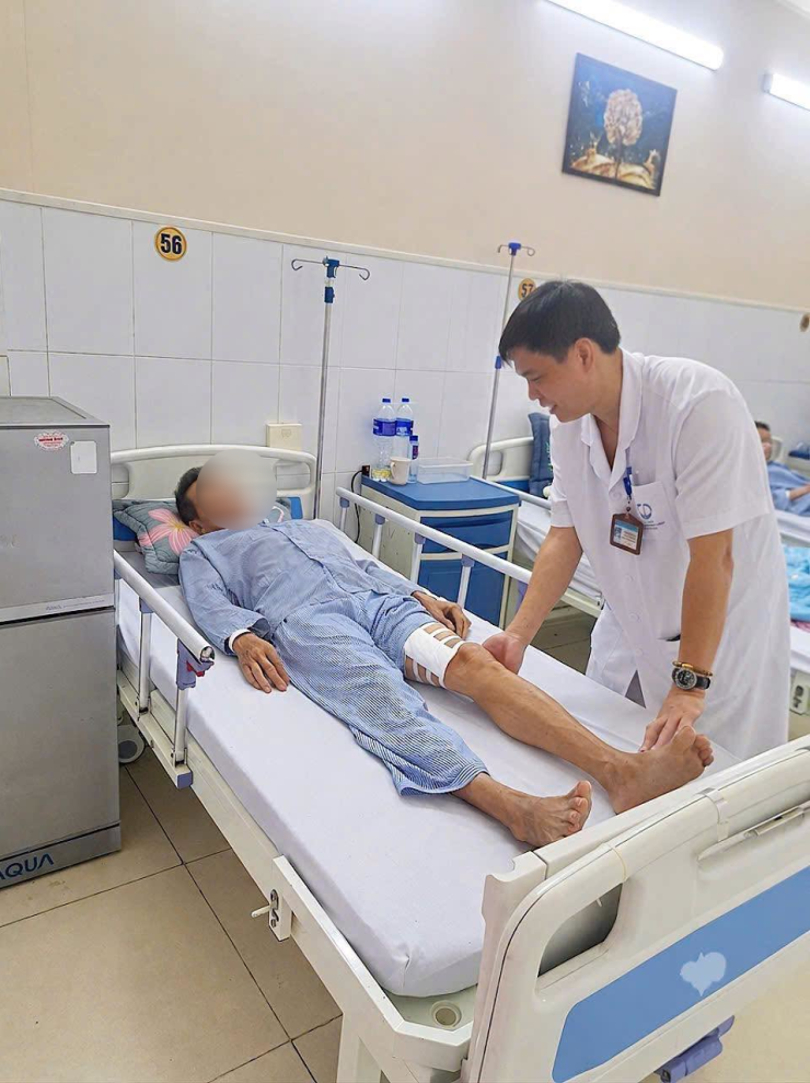 Bệnh nhân nhập viện trong tình đau buốt cẳng bàn chân trái, tê bì kèm lạnh chân đột ngột, giảm cảm giác vận động. (Bác sĩ thăm khám cho bệnh nhân. Ảnh: BVCC)