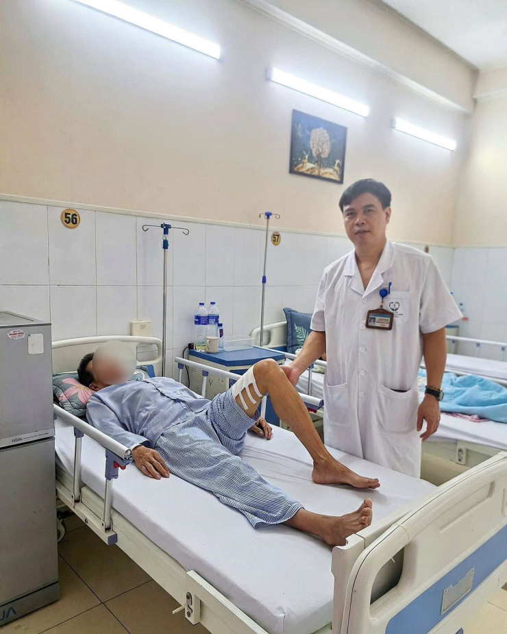 Người dân nên đi khám nếu chân đau đột ngột. chân lạnh, tê bì (Bác sĩ thăm khám cho bệnh nhân. Ảnh: BVCC)