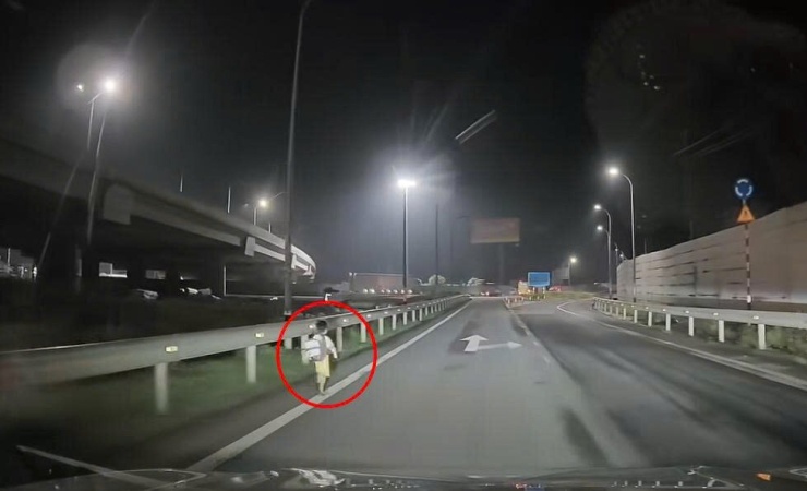 Hình ảnh bé trai đi lạc trên đường dẫn cao tốc. Ảnh cắt từ clip