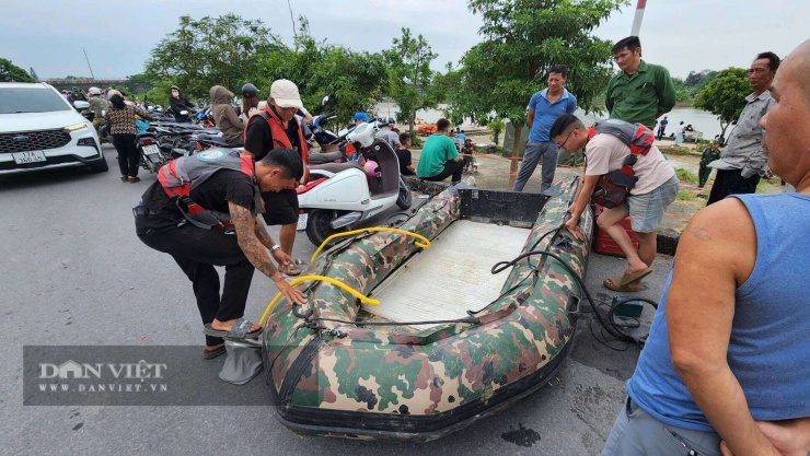 Các thành viên cứu hộ liên tục chuẩn bị phương tiện, xuồng máy và trang thiết bị để tiếp tục xuống sông tìm kiếm. Ảnh: Nguyễn Hoà