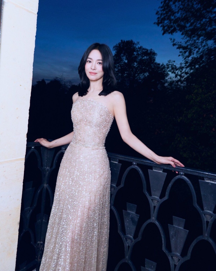 Song Hye Kyo đọ sắc với 'bông hồng lai làng piano' - 2