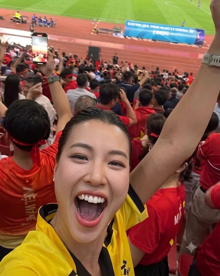 Hoàng Oanh diện áo thủ môn tương tự áo đấu của Lê Giang Patrik khi cổ vũ đội tuyển Việt Nam.