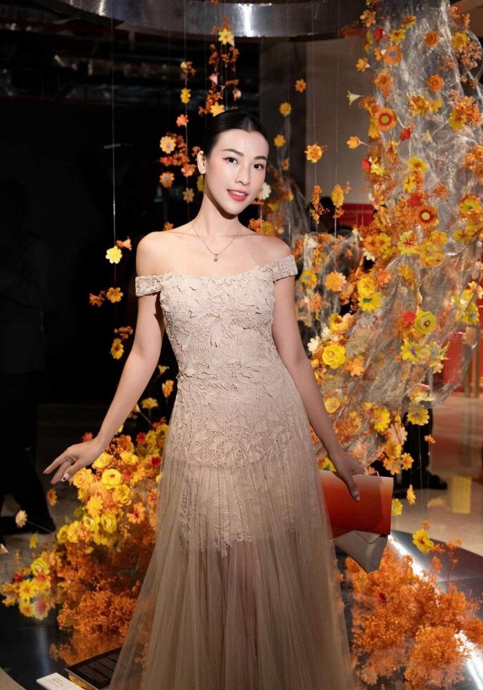 Hoàng Oanh tươi trẻ, rạng rỡ từ khi có tình yêu mới. 