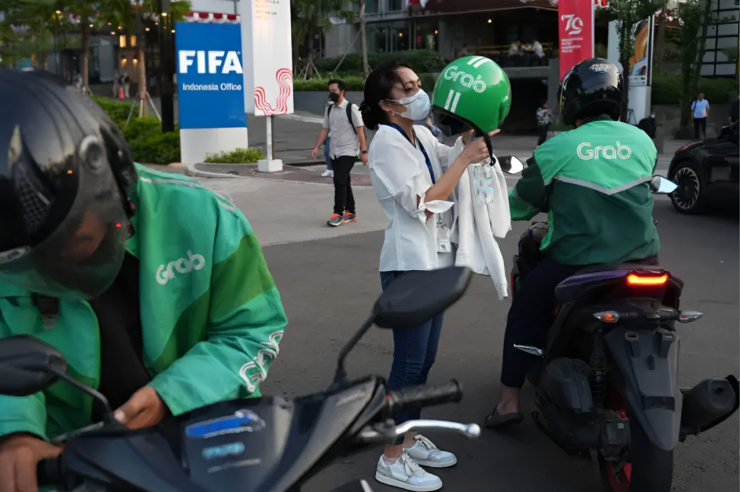 Trong khi Indonesia can thiệp bằng pháp lệnh, các quốc gia khác chọn các biện pháp hỗ trợ tạm thời như ưu đãi nhiên liệu và phụ phí chuyến đi cho tài xế. Ảnh: Bloomberg