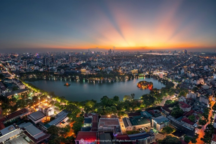 Không gian Hồ Gươm. Ảnh: Lê Việt Khánh.