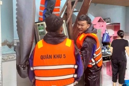 Đà Nẵng: Ngập sâu do mưa lớn, lực lượng chức năng khẩn cấp di dời dân trong đêm