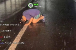 Nam streamer nhận "trái đắng" khi lấy nước bẩn gội đầu giữa trời mưa