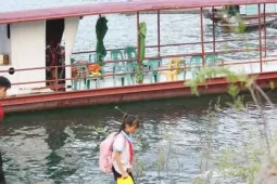 Phú Thọ: 60 học sinh phải vượt lòng hồ bằng thuyền để đến trường