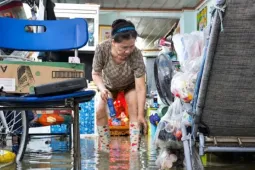 Mưa từ chiều tối, đến trưa hôm sau nhiều nhà dân ở TPHCM vẫn ngập