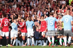 Rực lửa MU đấu Man City: Tranh cãi Foden nhận thẻ đỏ vì chiêu trò của Fernandes
