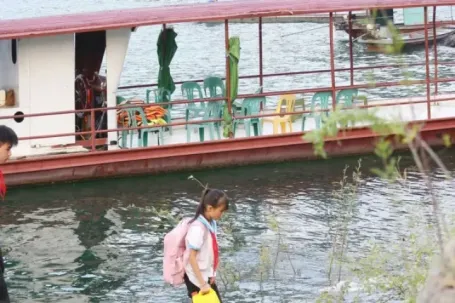 Phú Thọ: 60 học sinh phải vượt lòng hồ bằng thuyền để đến trường
