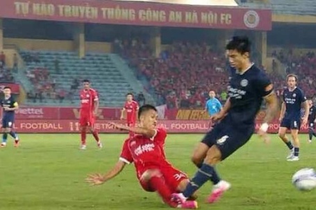 Vợ Doãn Ngọc Tân 'khóc trôi nhà' sau va chạm của chồng với Đoàn Văn Hậu
