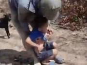 Chú chó theo bé trai 6 tuổi đi lạc ở Đắk Lắk, ở bên bảo vệ suốt đêm