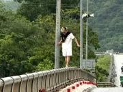 Đại úy công an kịp thời cứu nam thanh niên khỏi tình huống nguy hiểm trên cầu