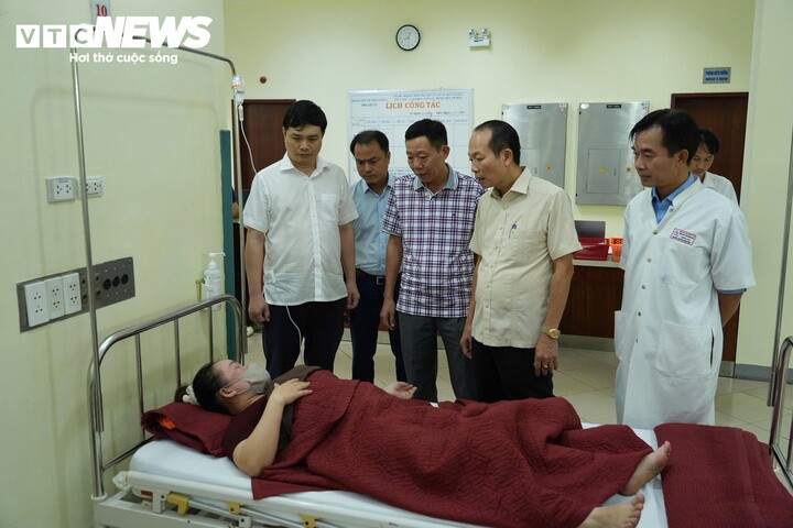 Tối 11/9, lãnh đạo TP Huế trực tiếp đến cơ sở y tế thăm hỏi một số trường hợp nghi ngộ độc và chỉ đạo khẩn các đơn vị liên quan khẩn trương làm rõ nguyên nhân
