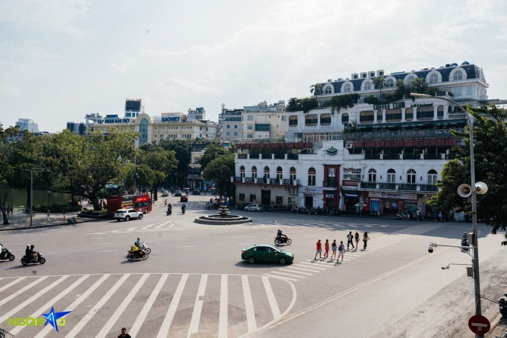Phía Đông Nam Hồ Gươm dự kiến hình thành các không gian thương mại quy mô nhỏ kết hợp cà phê, ki-ốt, đồng thời tạo điểm nhấn cho trục Tràng Tiền nối Hồ Gươm với Nhà hát Lớn.