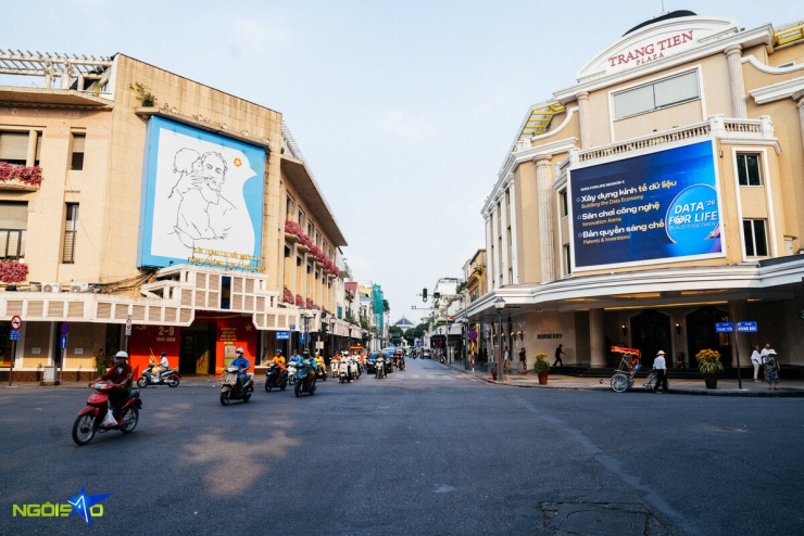 Phía Đông Nam Hồ Gươm bố trí các điểm dịch vụ, cà phê, ki-ốt, nhấn mạnh trục Tràng Tiền nối hồ với Nhà hát Lớn. Tuyến Nguyễn Khắc Cần - ngõ Tràng Tiền tổ chức không gian đi bộ, đồng thời mở lối vào cụm di tích Vũ Thạch từ Hàng Khay, Bà Triệu và Hai Bà Trưng.